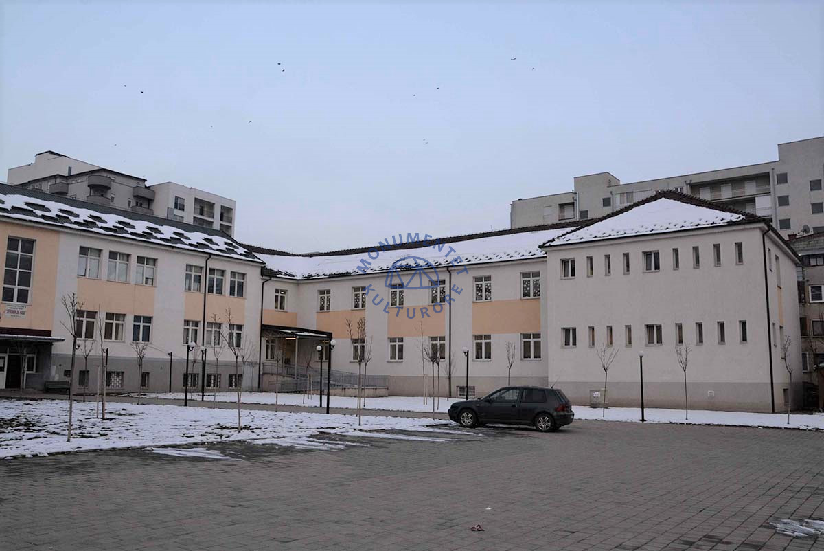 Dy ndertesat e shkolles fillore shqipe