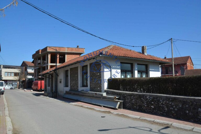 Ndërtesa e shkollës fillore në gjuhën shqipe